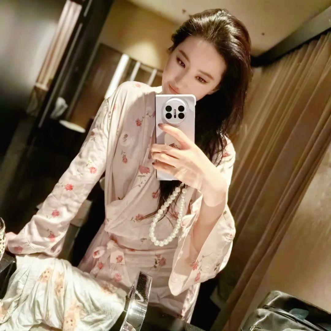 37岁刘亦菲深夜长卷发披肩，睡美人走进了现实