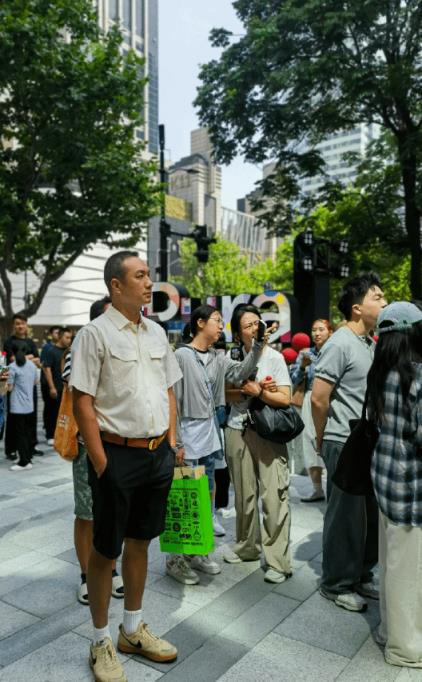 《藏海传》明星在华为门店排队买手机 网友:很接地气