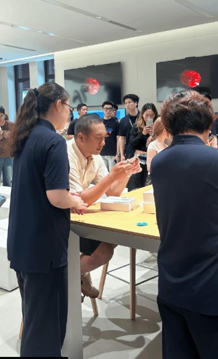 《藏海传》明星在华为门店排队买手机 网友:很接地气(图2)