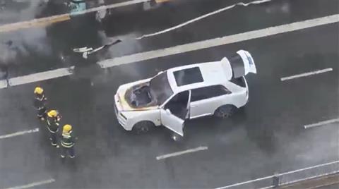劳斯莱斯库里南当街自燃起火：车头被烧穿了(图2)