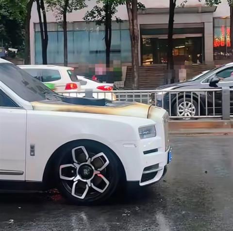 劳斯莱斯库里南当街自燃起火：车头被烧穿了(图3)