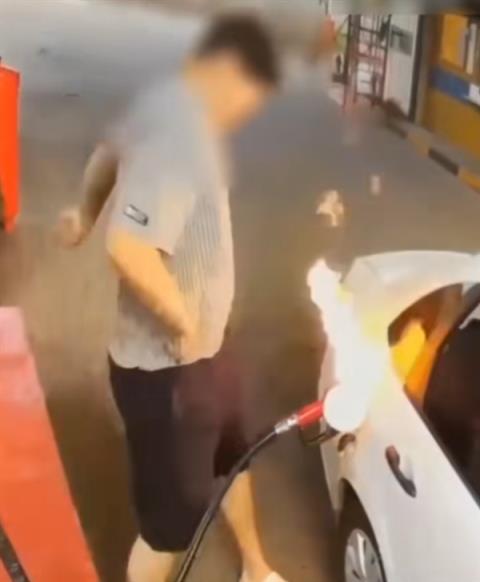 加油时男子站在油箱旁 手上一个小动作把自己车给烧了(图1)