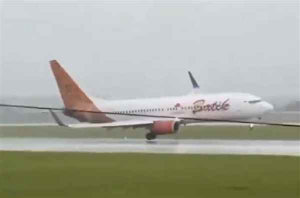 印尼一波音737客机险坠毁：机长极限操作救了100多条命(图1)