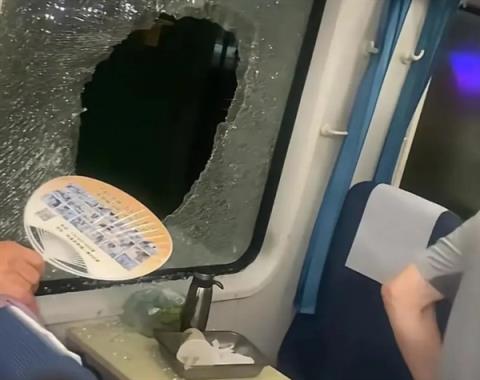 K1373列车停滞乘客砸窗通风 律师：属紧急避险 无需担责(图1)