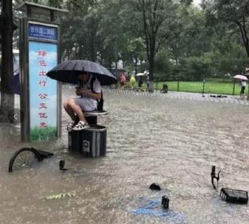 夫妻疑暴雨中触电遇难，亲属悲痛发声(图1)