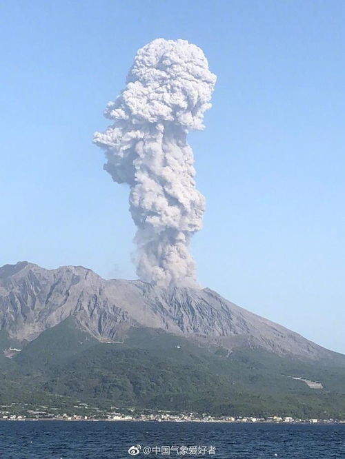 日本火山喷发，壮观的火山灰柱高达五千米