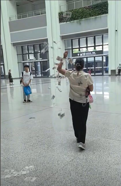 女子高铁站边走边撒纸币 撒了好几轮都被人捡走 背后原因成谜(图1)