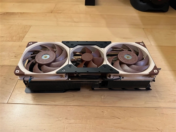 RTX 5090改造五个风扇！噪音几不可闻-图4