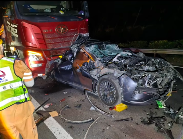 实战才是硬道理！零跑被半挂前后夹击撞报废 车上两人均没事