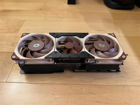RTX5090改造五个风扇！噪音几不可闻(图4)