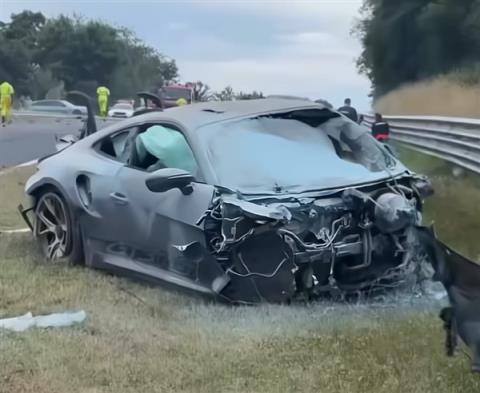 纽北赛道现严重事故！宝马M2怼上保时捷911GT3RS：瞬间爆燃(图4)