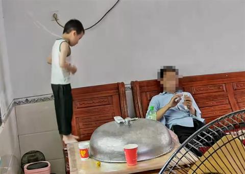 男童沙发上玩吊绳套头 意外变上吊：还好大人就在旁边(图1)