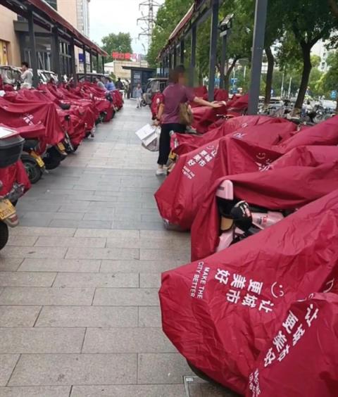 网友称赞雨天给顾客电瓶车搭雨披 胖东来：一直有这项服务(图1)