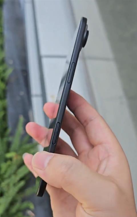 5.5mm史上最薄苹果手机！iPhone17Air最新机模上手(图2)