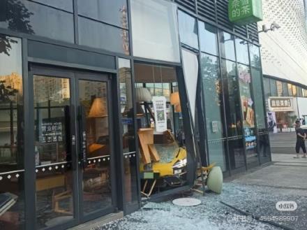 小米SU7冲破武汉奈雪的茶门店 店方：正常营业 但不可堂食(图2)