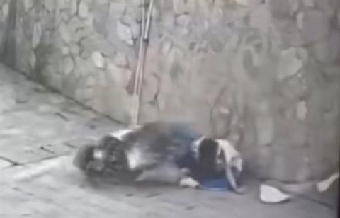 两初中生不戴头盔骑改装电摩撞墙：均丧命