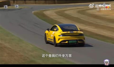 雷军点赞！挂着京牌的小米SU7Ultra登上古德伍德赛道