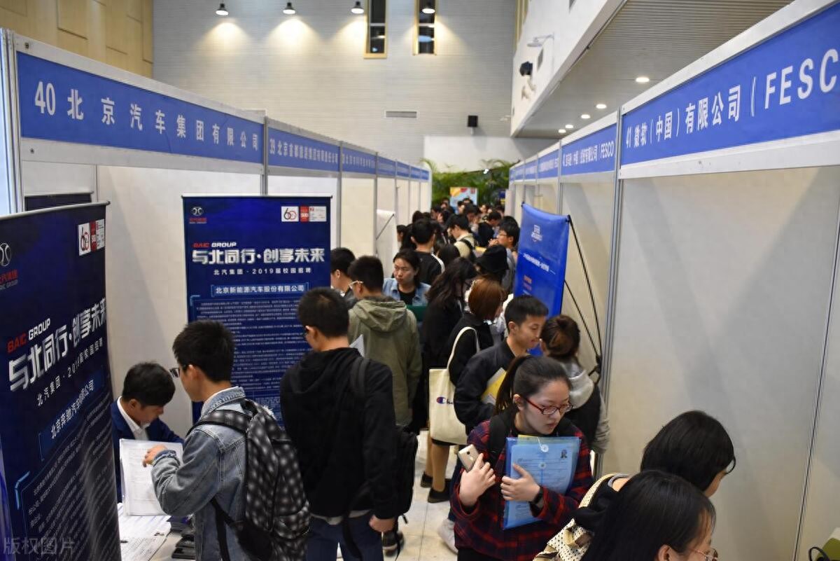 就业市场竞争激烈，让无数大学生焦虑，如何才能走出困境-趣考网