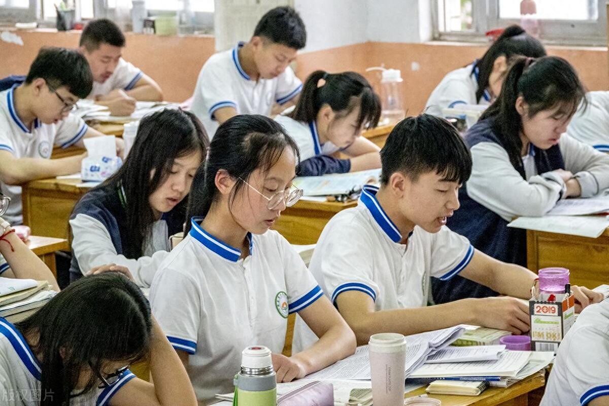 家长吐槽，因作业没有完成学生就得戴滑稽面具，老师：我太难了-趣考网