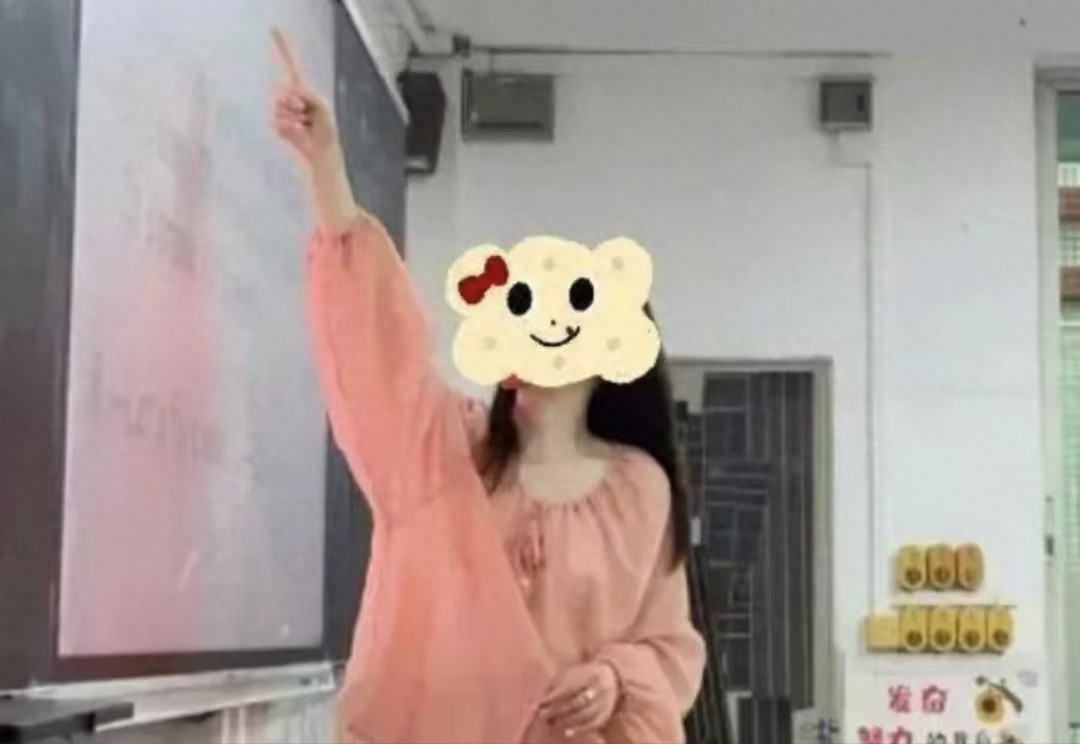 女老师穿“粉色套装”被校长约谈，遭网友热议，老师穿着要注意-趣考网