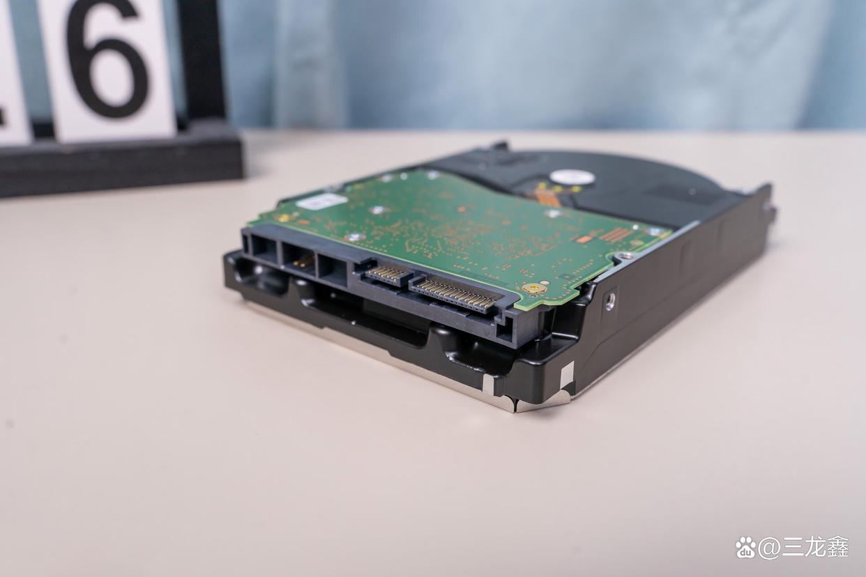 开机10秒vs开机1分钟!SSD和HDD到底选哪个?看完这篇你就懂了