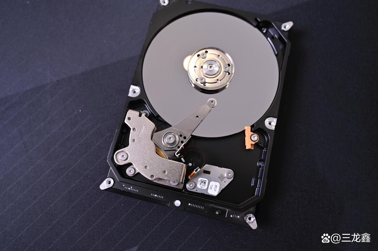 开机10秒vs开机1分钟!SSD和HDD到底选哪个?看完这篇你就懂了