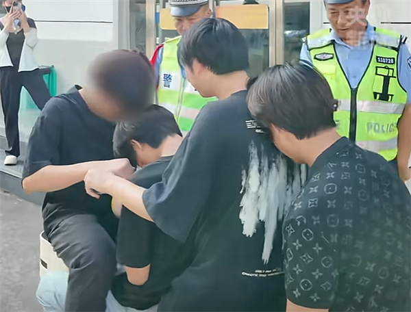 5位精神小伙无视安全上演“印度绝技”！电动车：为我发声(图3)