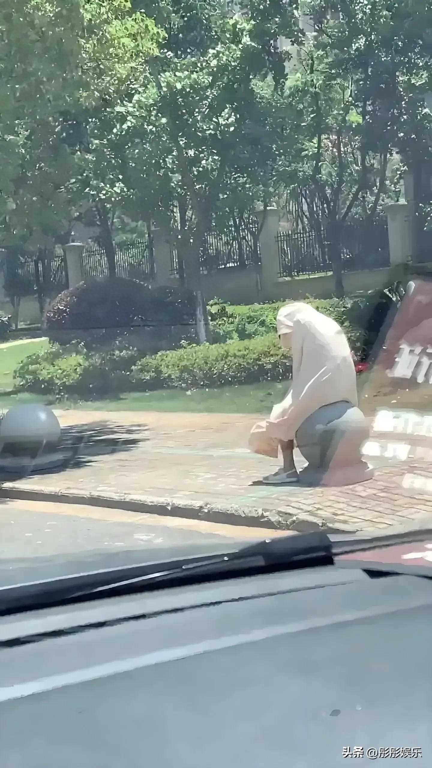 72岁老人坐石头10秒屁股竟烫糊了