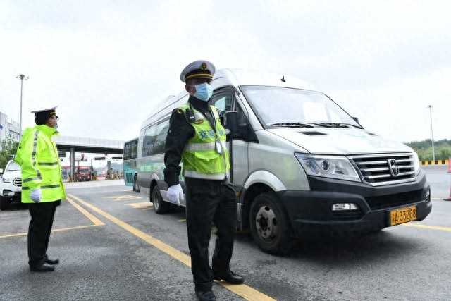 男子在山东高速偶遇欧盟牌照小车