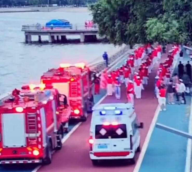 派出所回应暴走团占道逼停救护车
