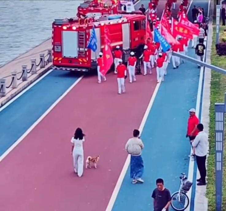 派出所回应暴走团占道逼停救护车