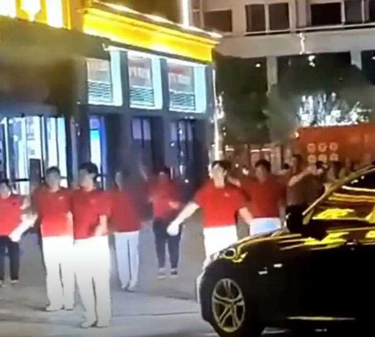 派出所回应暴走团占道逼停救护车