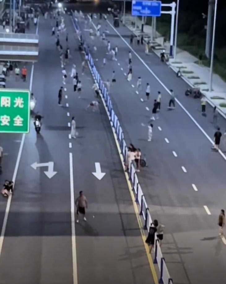 派出所回应暴走团占道逼停救护车