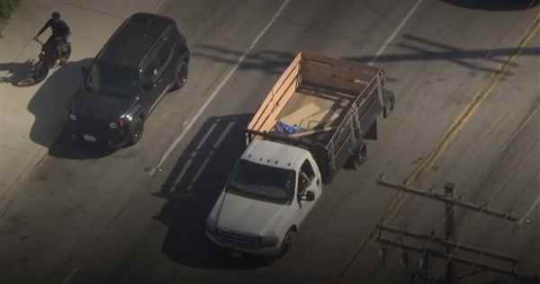 三个轮胎爆裂 美国一男子偷皮卡后龟速逃窜：警方追了90分钟(图2)