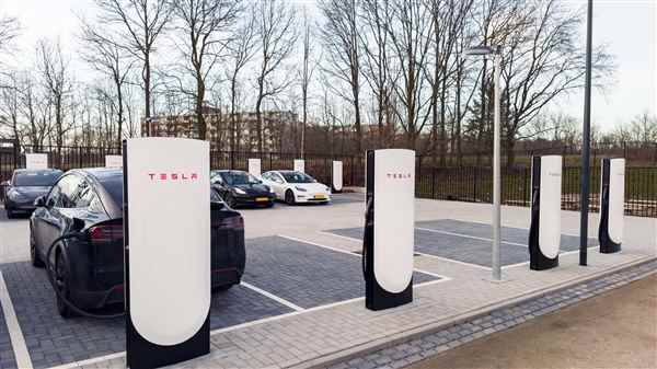 博主实测特斯拉V4超充桩：ModelY最大充电功率185kW 电费堪比油价(图2)