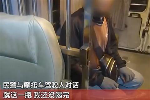 骑手送单路上边骑摩托边喝酒 被抓后称：太累了 我才喝半瓶(图2)