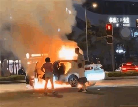 电动汽车当街起火：现场堪比放鞭炮 一家三口紧急逃离(图1)