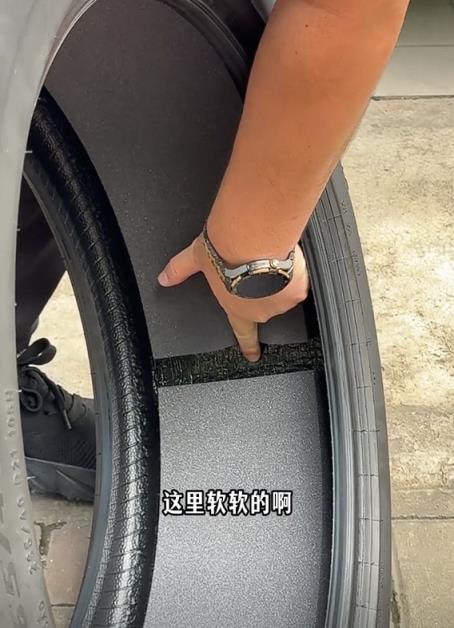 余承东没有介绍的惊喜！尊界S800配自修复轮胎：扎钉不用补(图3)