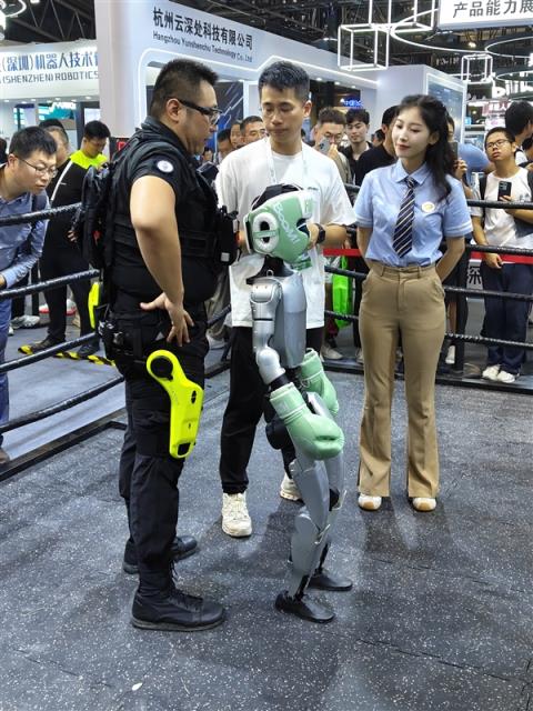 【独家】“火药味”对决！宇树机器人和真人激烈“打架”视频意外流出(图2)
