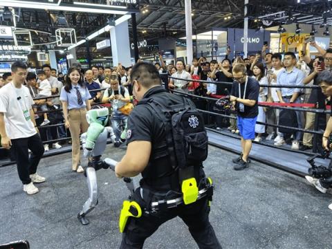 【独家】“火药味”对决！宇树机器人和真人激烈“打架”视频意外流出(图3)