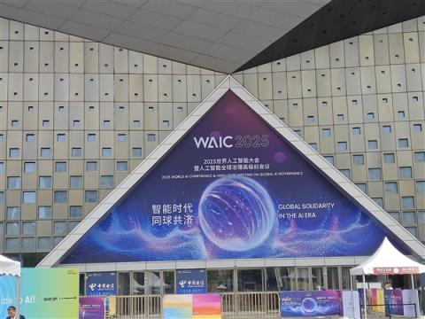 AI教父辛顿最新警告：人类用AI就像养老虎 要么训好它 要么摆脱它(图1)