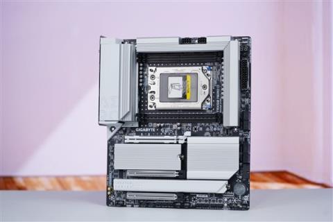 最强桌面CPU座驾！技嘉TRX50AEROD主板图赏(图2)
