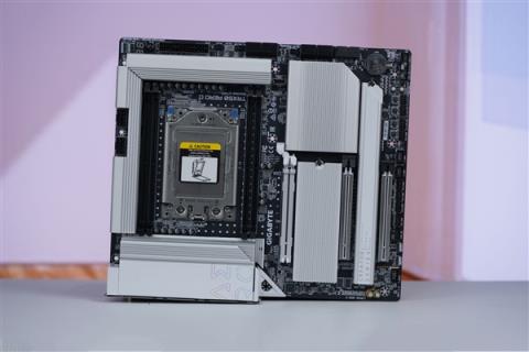 最强桌面CPU座驾！技嘉TRX50AEROD主板图赏(图3)