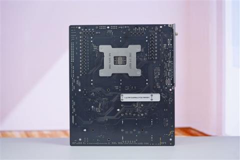 最强桌面CPU座驾！技嘉TRX50AEROD主板图赏(图4)