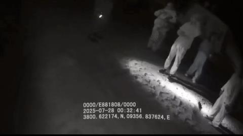 两辆车先后陷入沙坑 4人被困无人区超30小时被找到(图2)