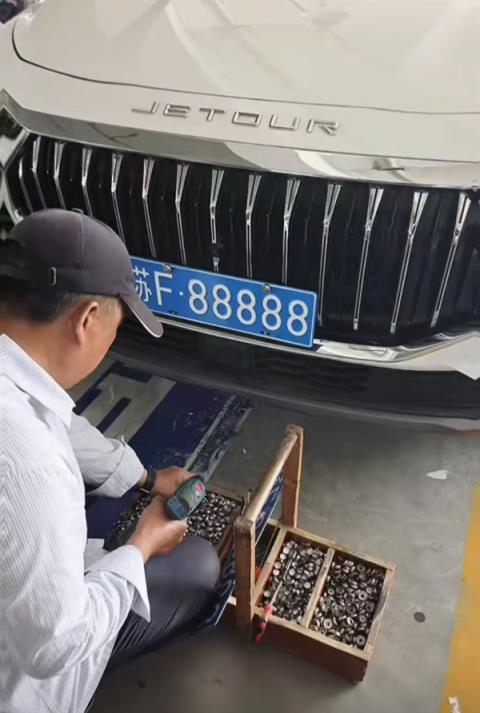 女车主抽中88888豹子号车牌 有人出价110万没卖！当地交警：号牌不能买卖(图1)