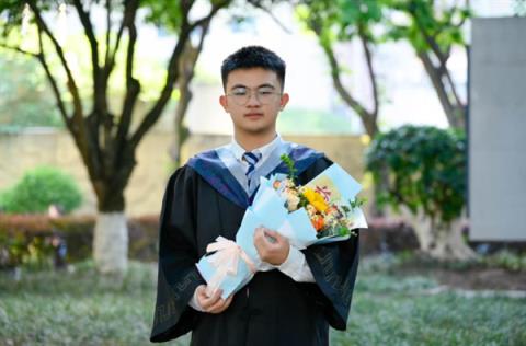 快递员儿子放弃北大报考西湖大学：想研究半导体(图1)