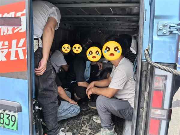 11人挤爆核载2人货车 交警都懵了：重罚！(图1)