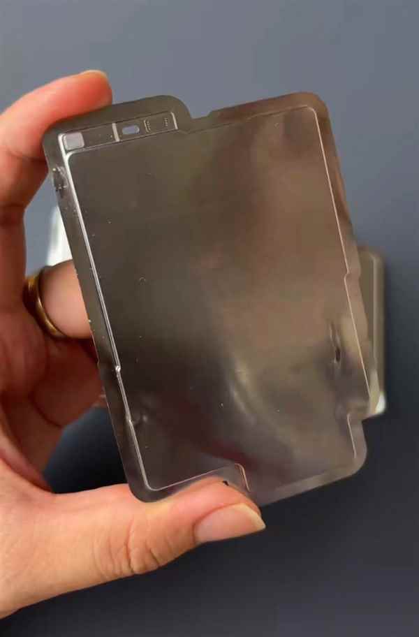 iPhone17Air/Pro电池对比：厚度差异明显(图2)
