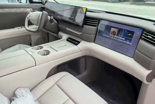 半幅方向盘+特殊造型副驾屏 新一代智己LS6内饰首曝：有油箱了！(图1)
